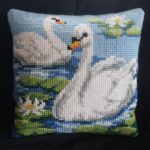 Svanir synda á tjörn