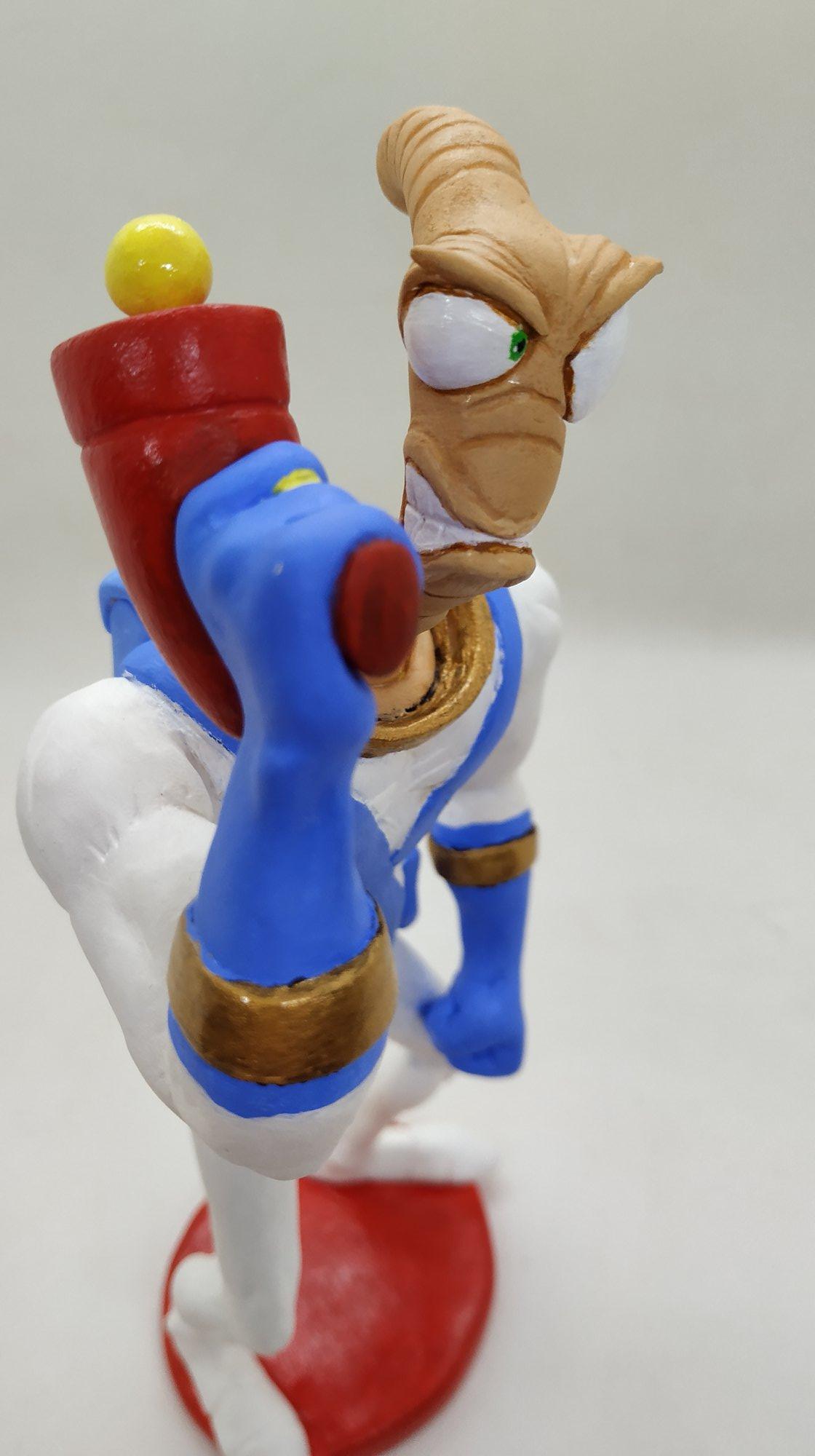 Earthworm Jim with 3 additional heads & moon craters display stand. Size: 25 cm Price: 30.000 ISK